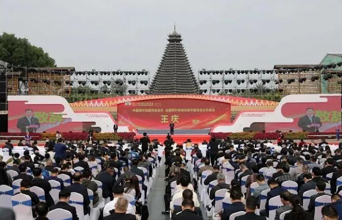 第十七屆中國(guó)茶業(yè)經(jīng)濟(jì)年會(huì)召開，集團(tuán)公司繼續(xù)排名中國(guó)茶企百?gòu)?qiáng)前列，白沙溪茶廠、益陽(yáng)茶廠榮獲多項(xiàng)榮譽(yù)